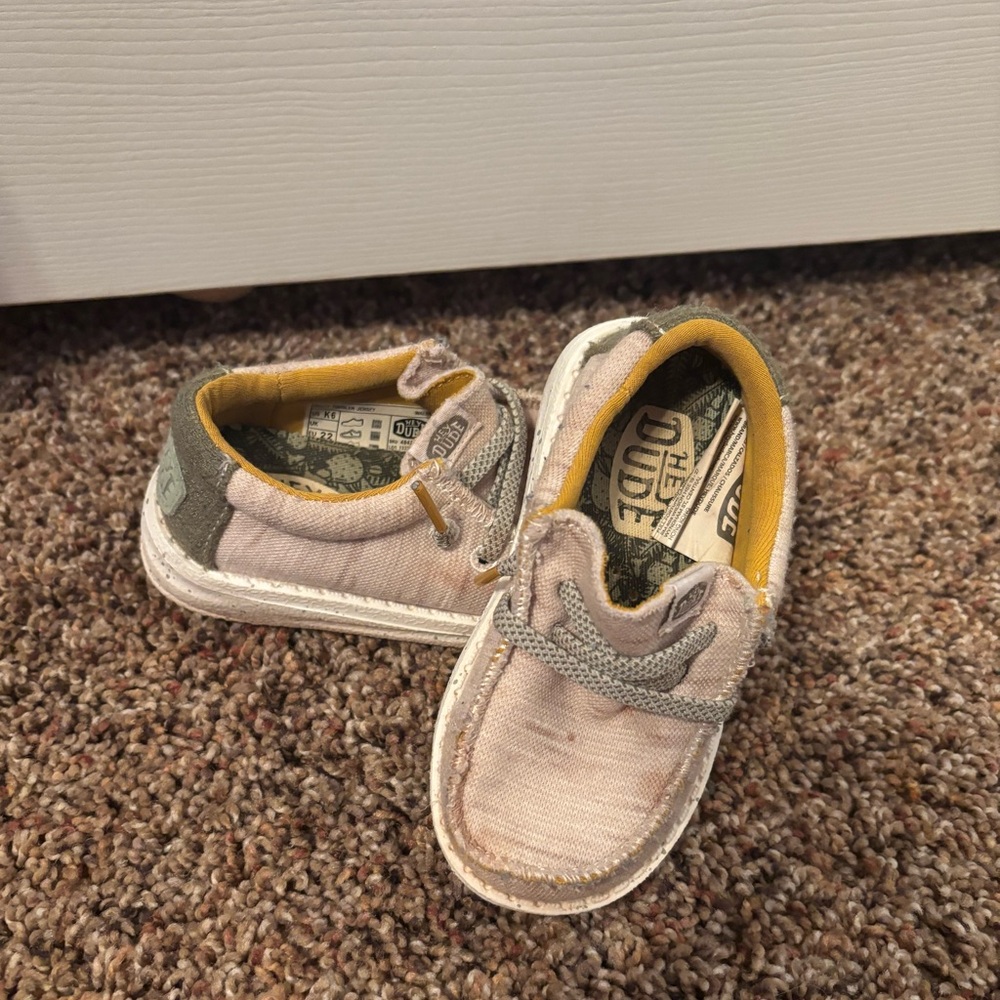Hey Dude Kids Slippers in Beige and Gray